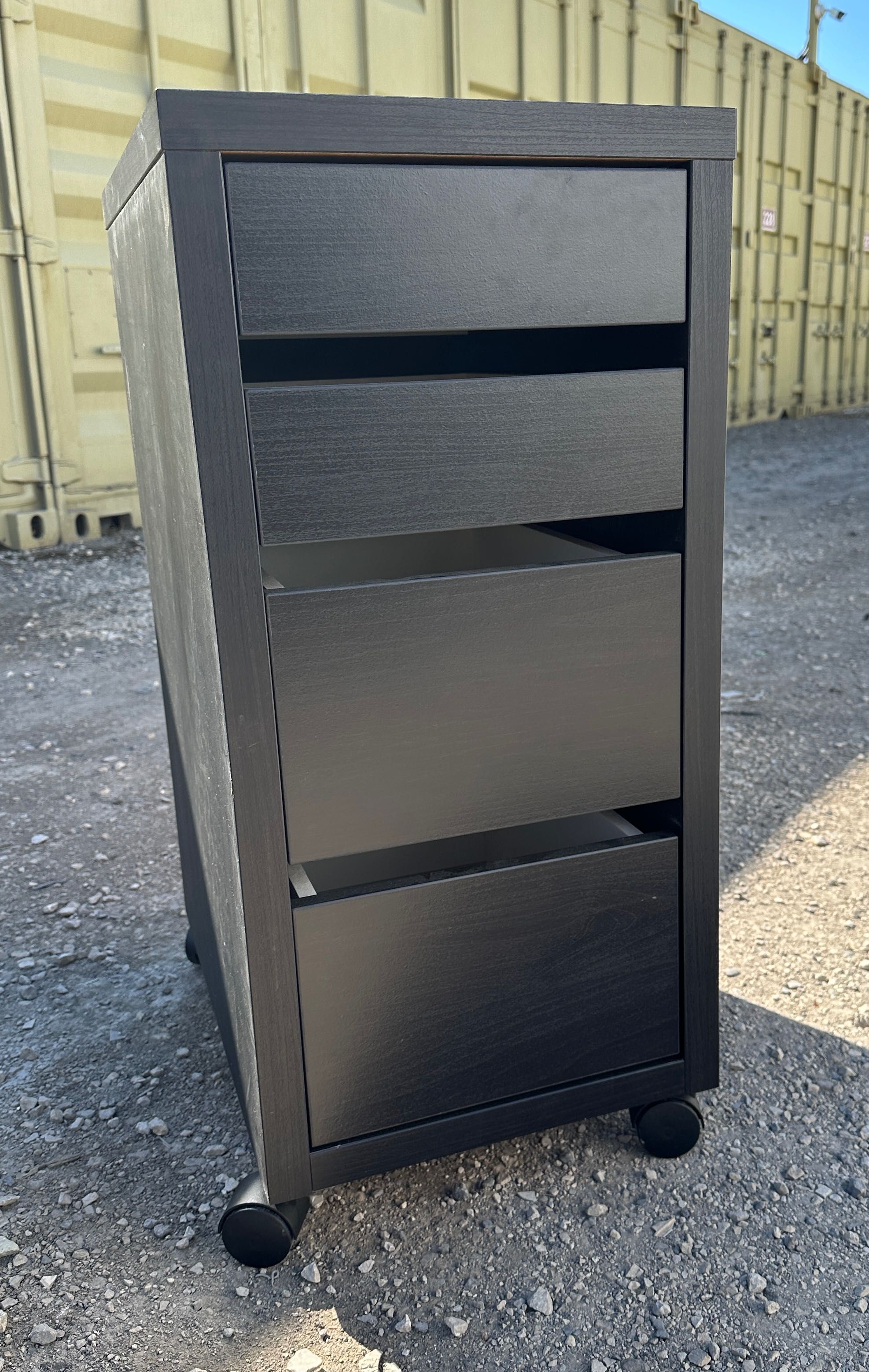 komoda MICKE Ikea