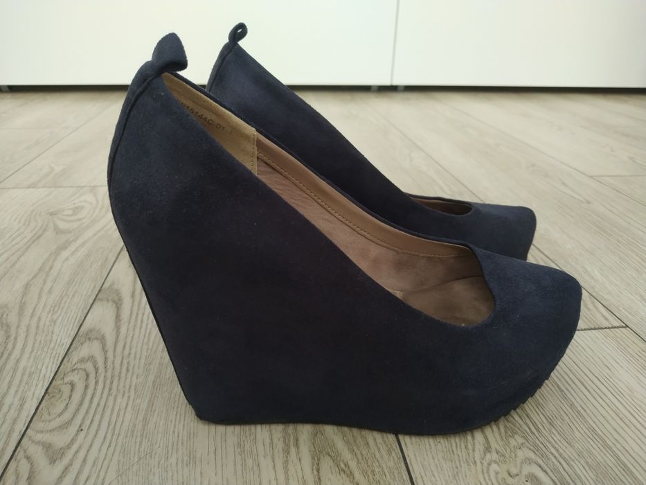 Czółenka na koturnie