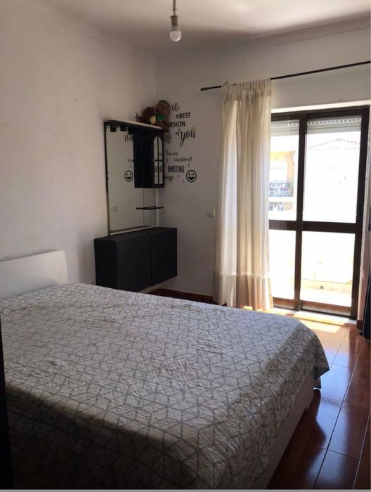 Quarto de casal amplo com varanda ,9 bem localizado na Quinta do Conde