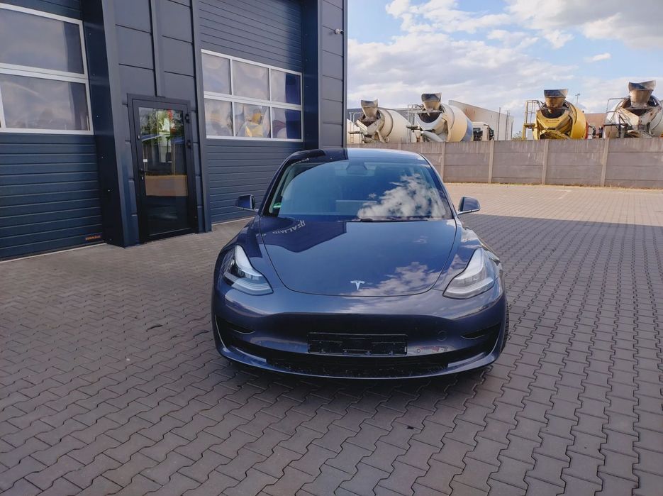 Tesla Model 3 Standard Reichweite Plus 325 KM