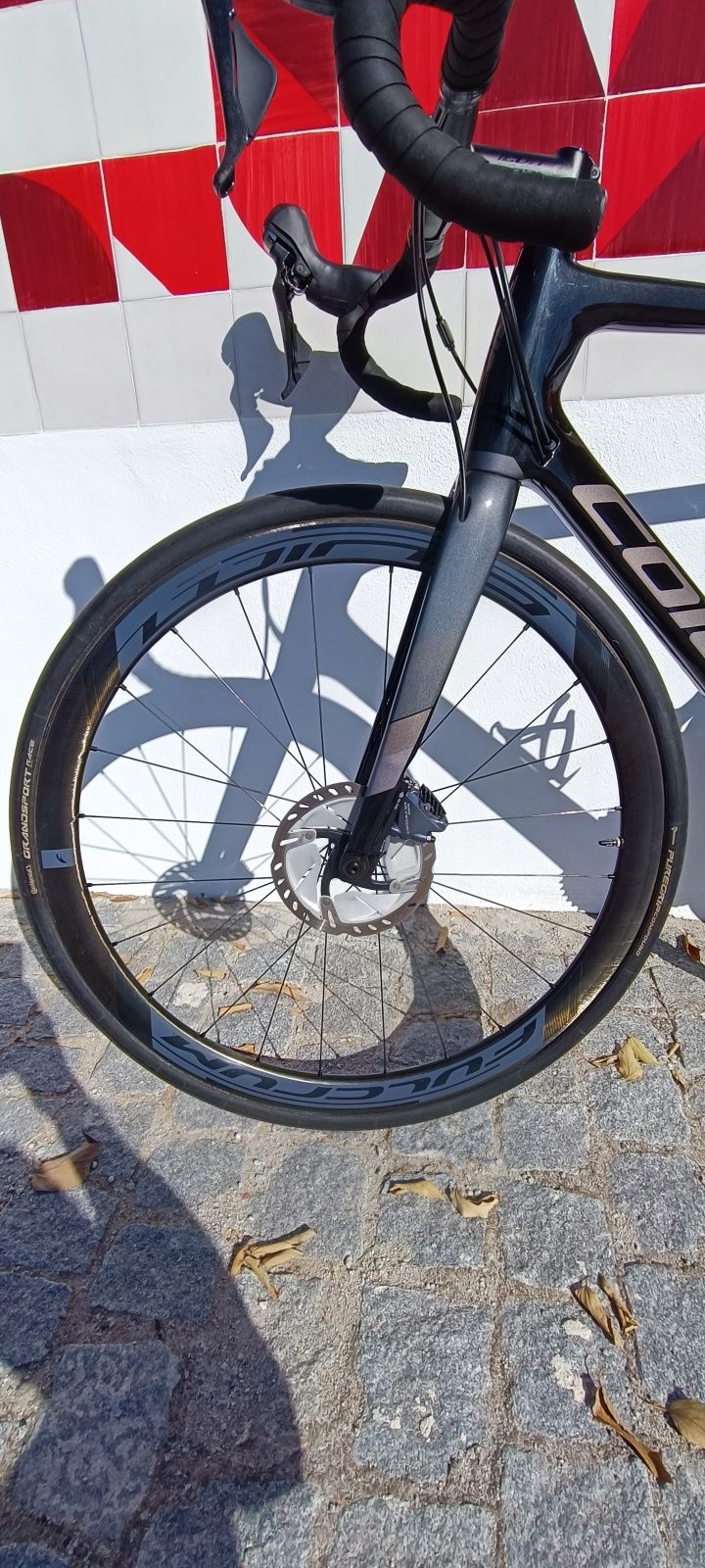 Bicicleta estrada Coluer Invicta Disc 6.0, jantes de carbono