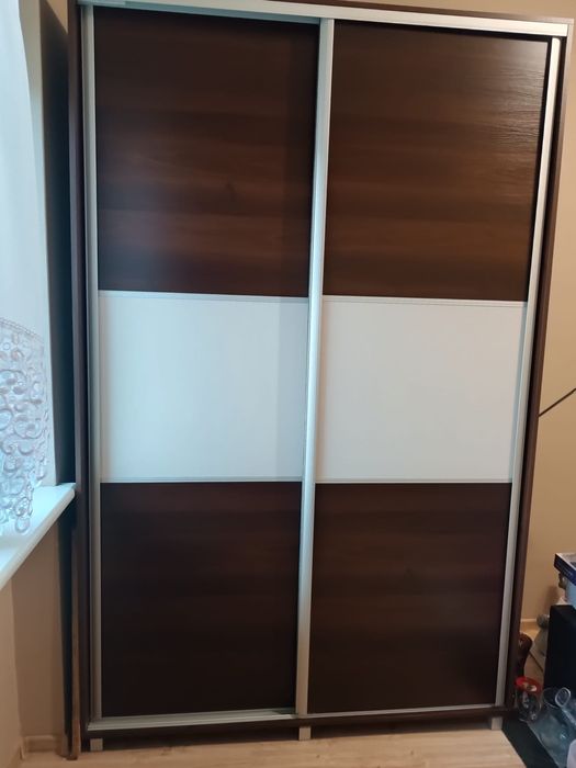 Szafa przesuwna – nowoczesna, pojemna, stan bardzo dobry