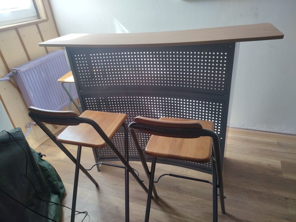 Stół barowy z krzesłami