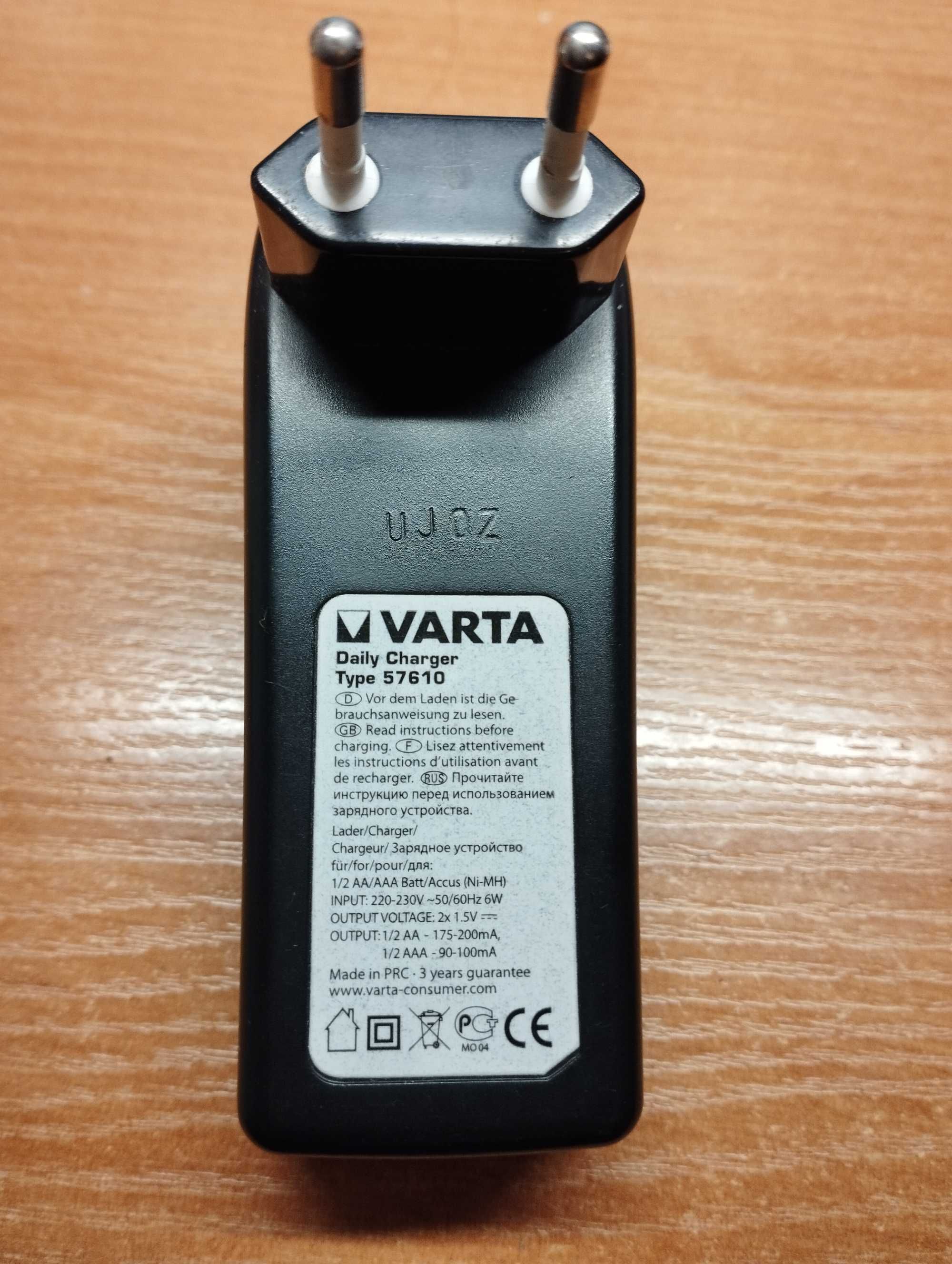 Ładowarka VARTA, model 57610, AA/AAA