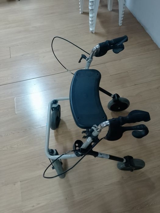 Andador para idosos com rodas