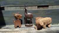 Lote animais com antílope e cão em madeira e elefante saco café