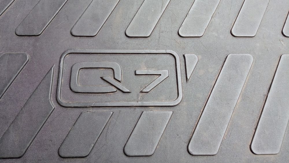 MATA bagażnika wykładzina wanna AUDI Q7  oryginał