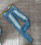 Obcisłe jeansy damskie. Niebieskie proste jeansy. Jeansy letnie
