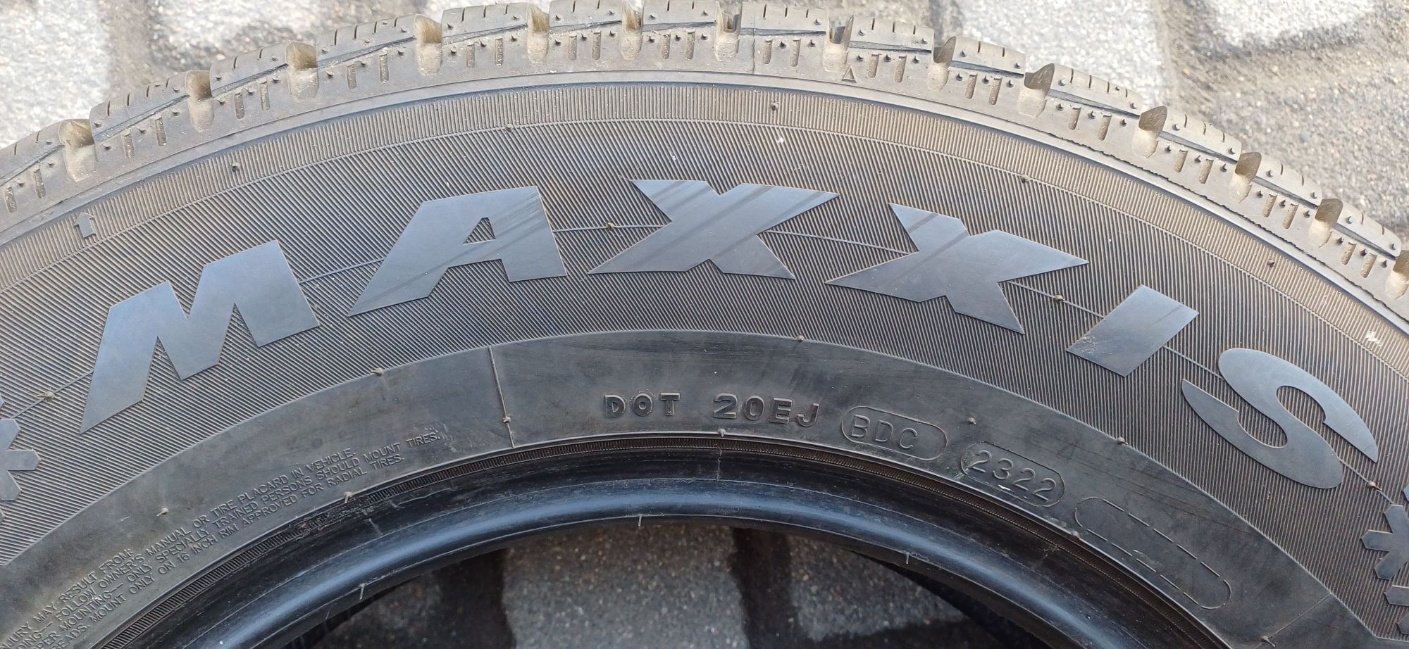 MAXXIS 215/75R16C , pojedyńcza wzmacniana opona zimowa.