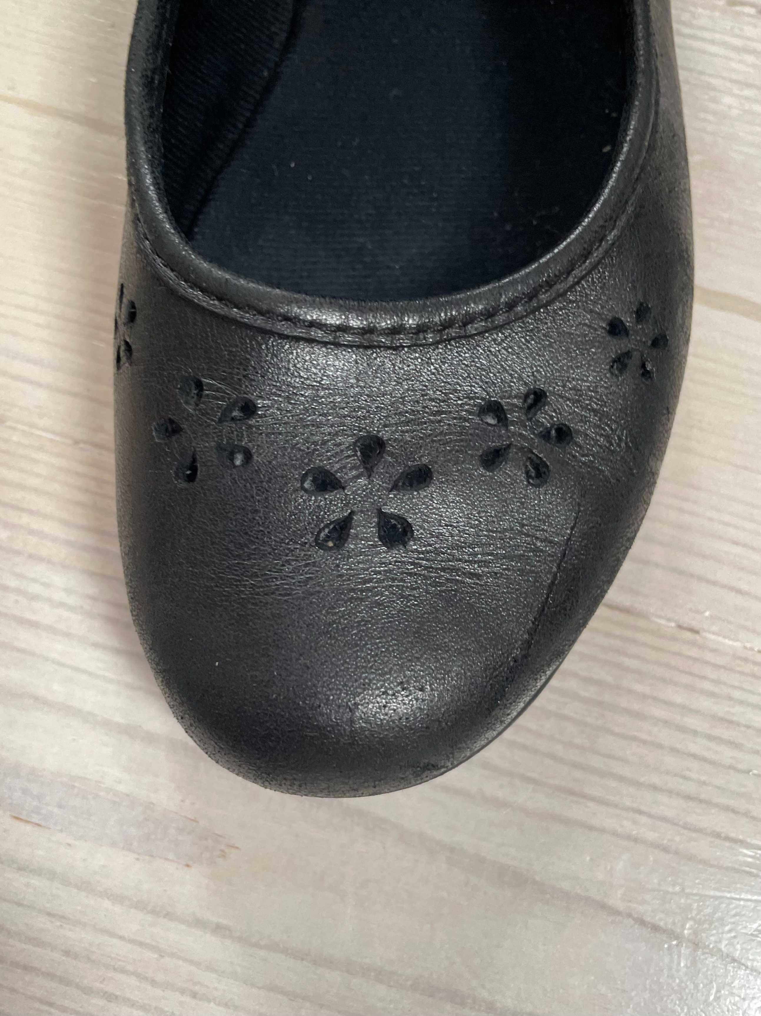 Clarks baleriny pantofelki trzewiki czarne skórzane dziewczęce 33 rzep