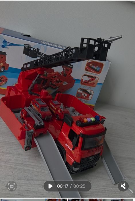 Пожежна машина трансформер, Пожежна машина з водяною помпою стріляє во