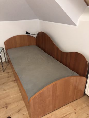 Solidne łóżko z materacem, szuflady, osłona ściany