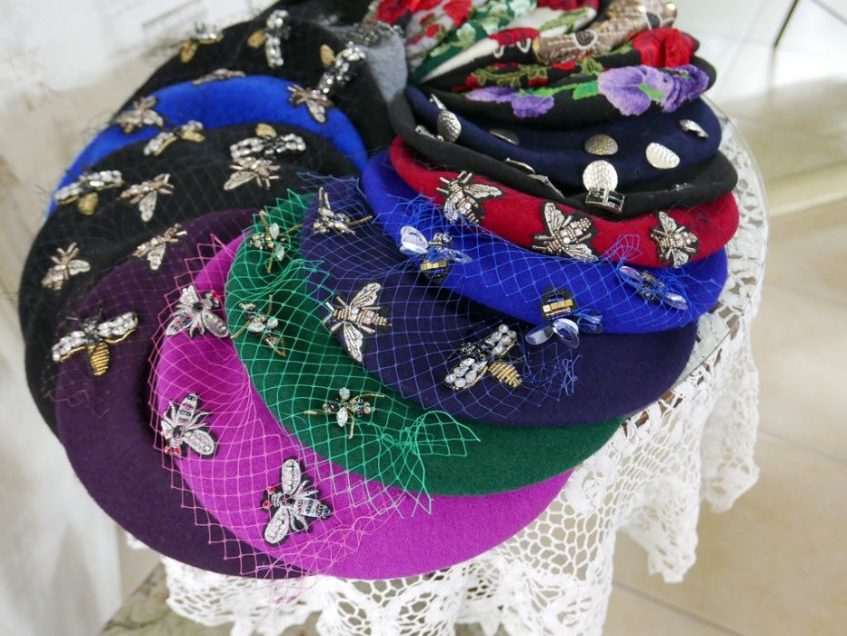 Piękne berety z insektami woalkami