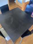 Mesa e cadeiras pretas IKEA