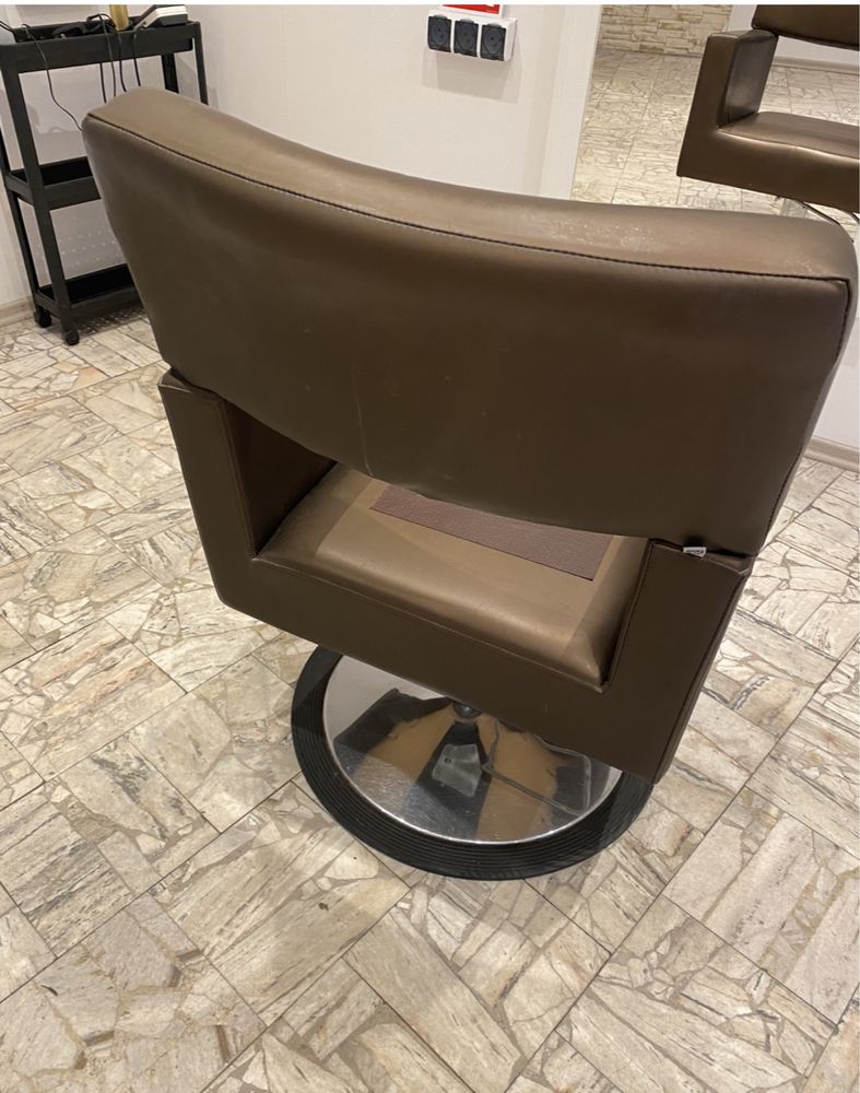 Fotel fryzjerski na popmie hydraulicznej firmy panda