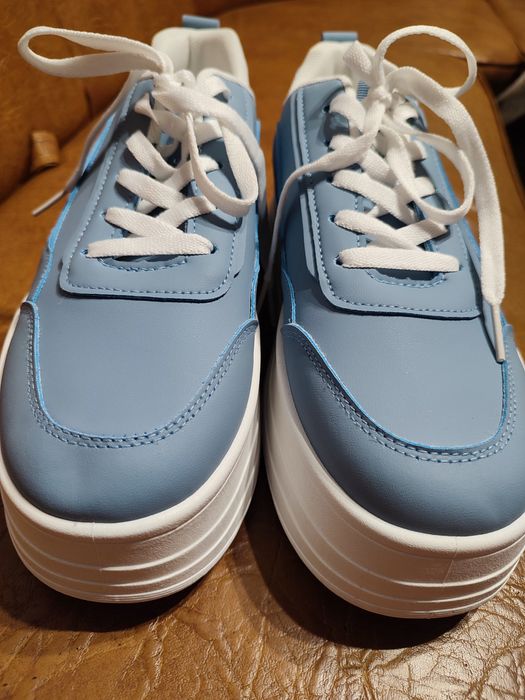 Кросівки на потовщеній підошвіі