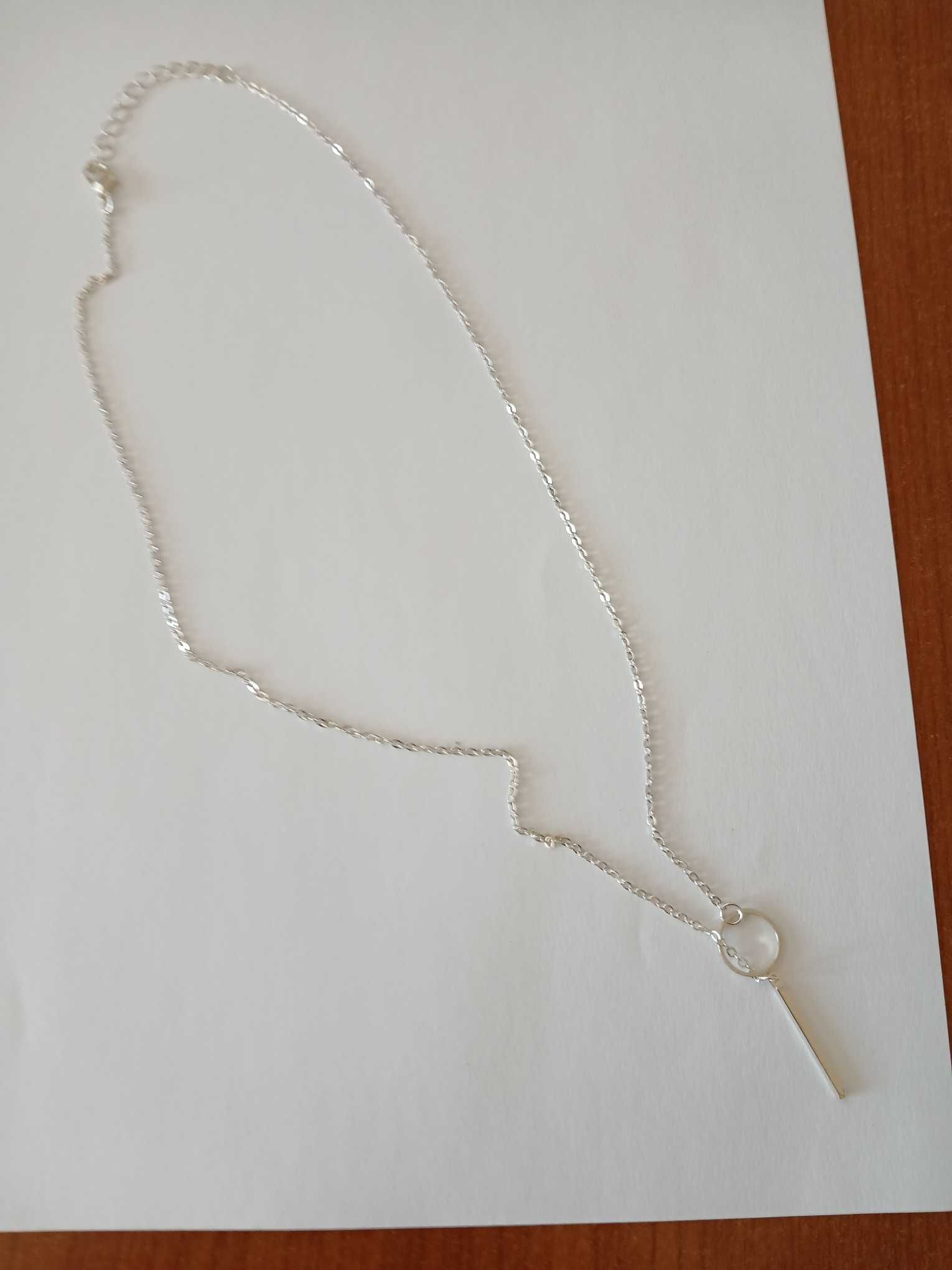 Łańcuszek koloru srebrnego z zawieszką długość 30cm