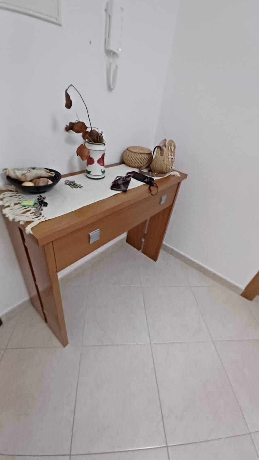 Móvel de entrada em madeira