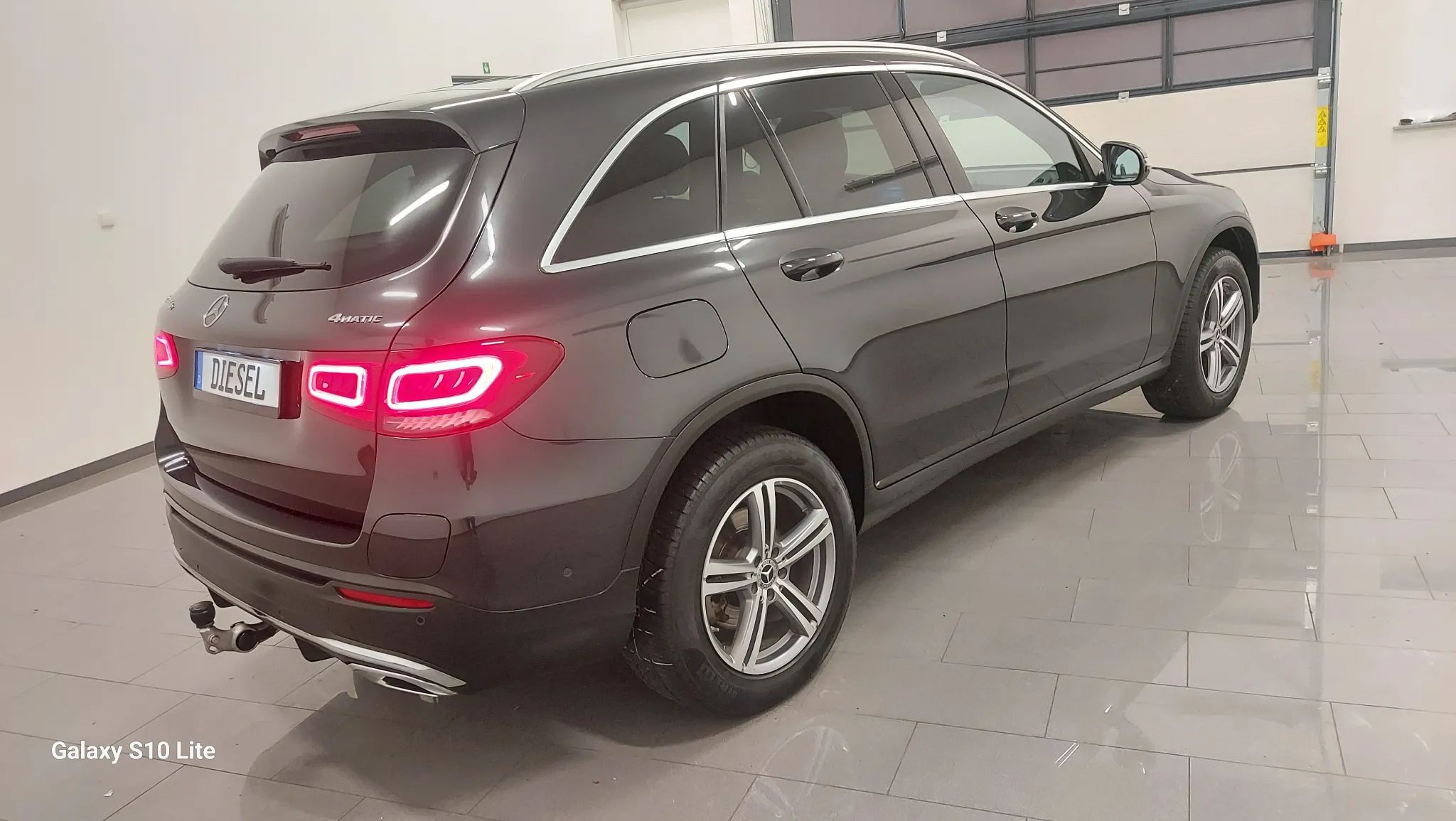 Mercedes-Benz GLC AMG 300DE alu19 Navi Ambiente Matrix KAMERA EL KLAPA WIRTUAL Hak