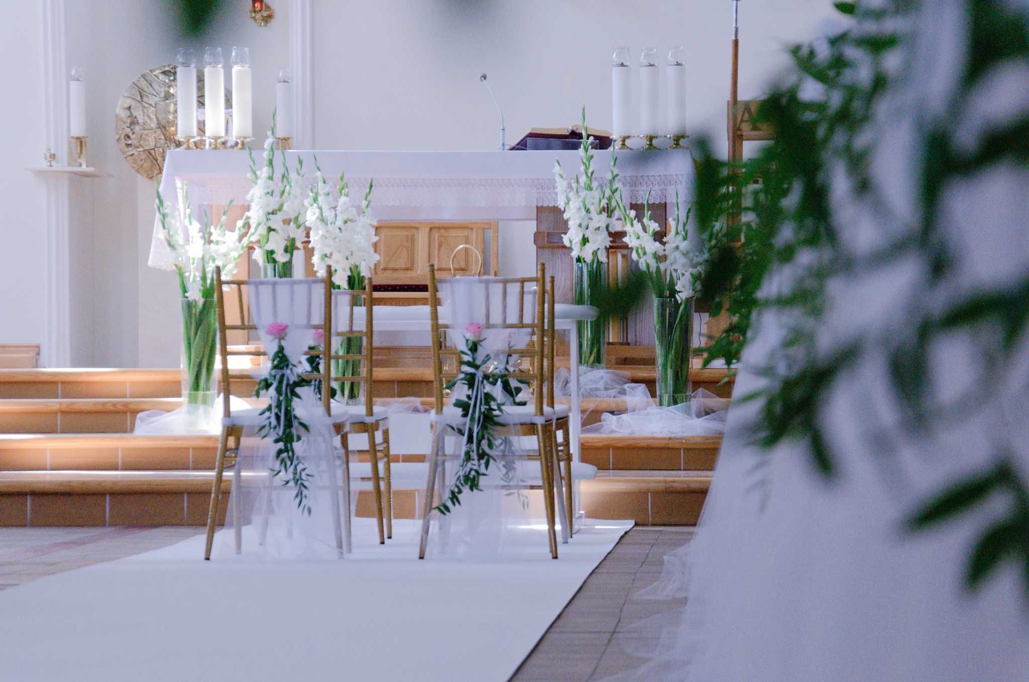 Dekoracje kościoła sali weselnej ślub biały dywan klęcznik napis LOVE