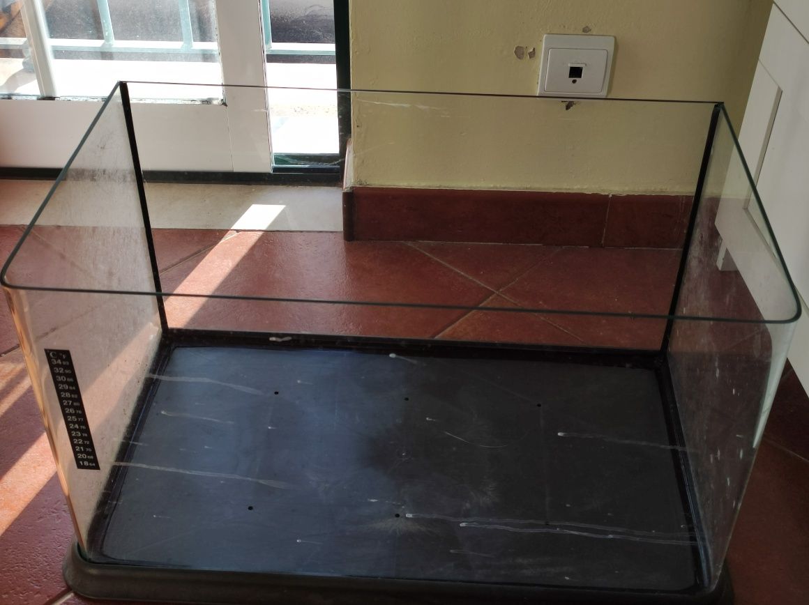 Aquário/Terrário com base preta