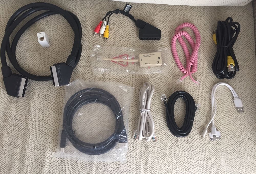 Equipamento Variado de Telecomunicações + 16 CDs e 8 Capas para CD