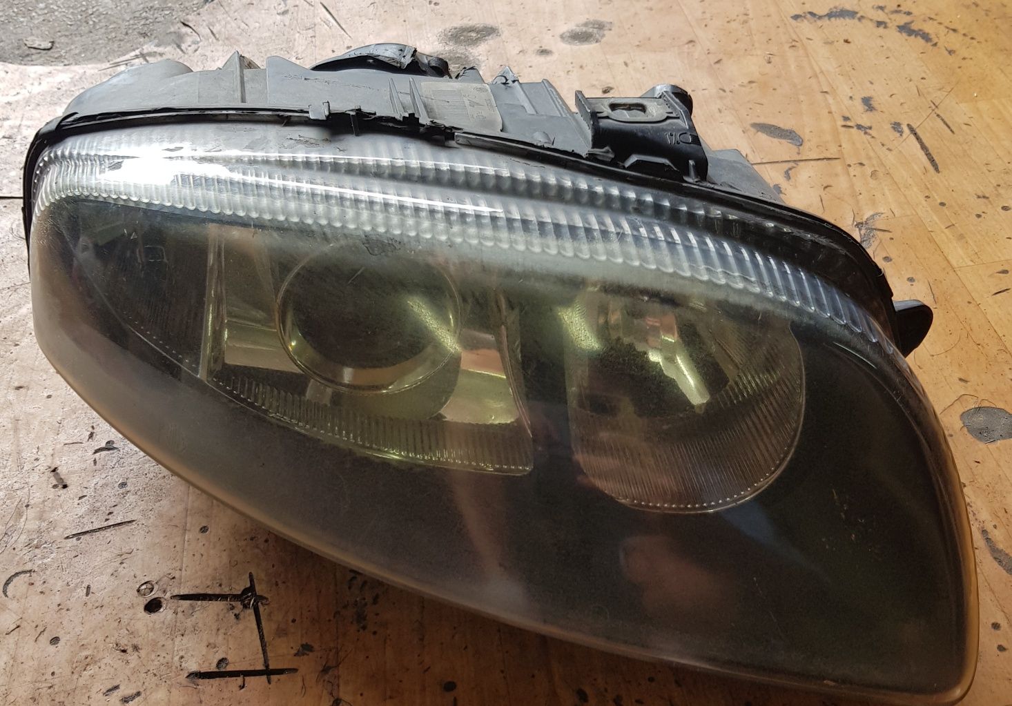 Lampa prawa Alfa Romeo GT Xenon EU