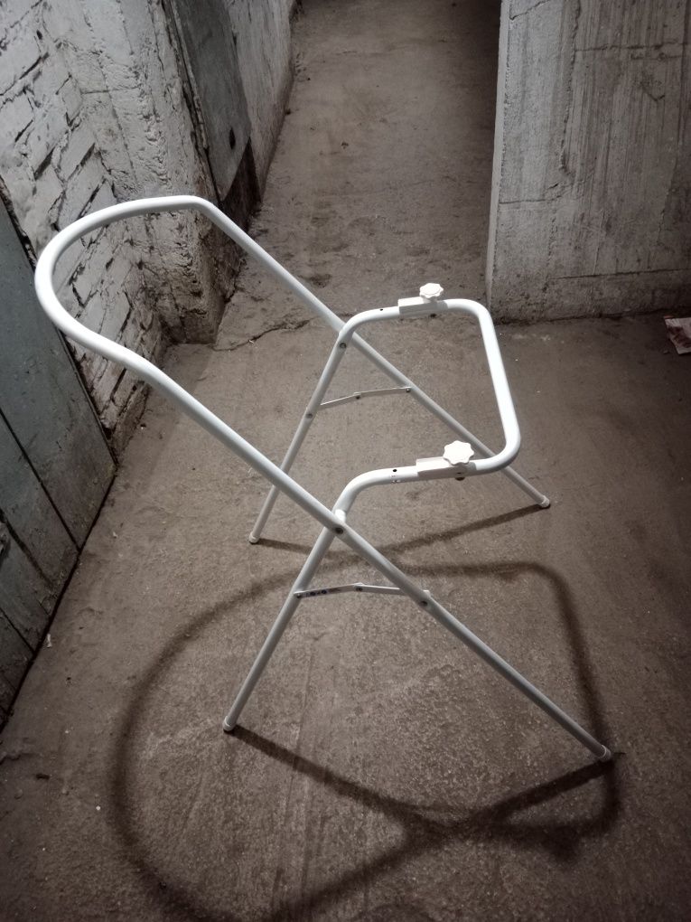 Stojak od wanienki dla dziecka.