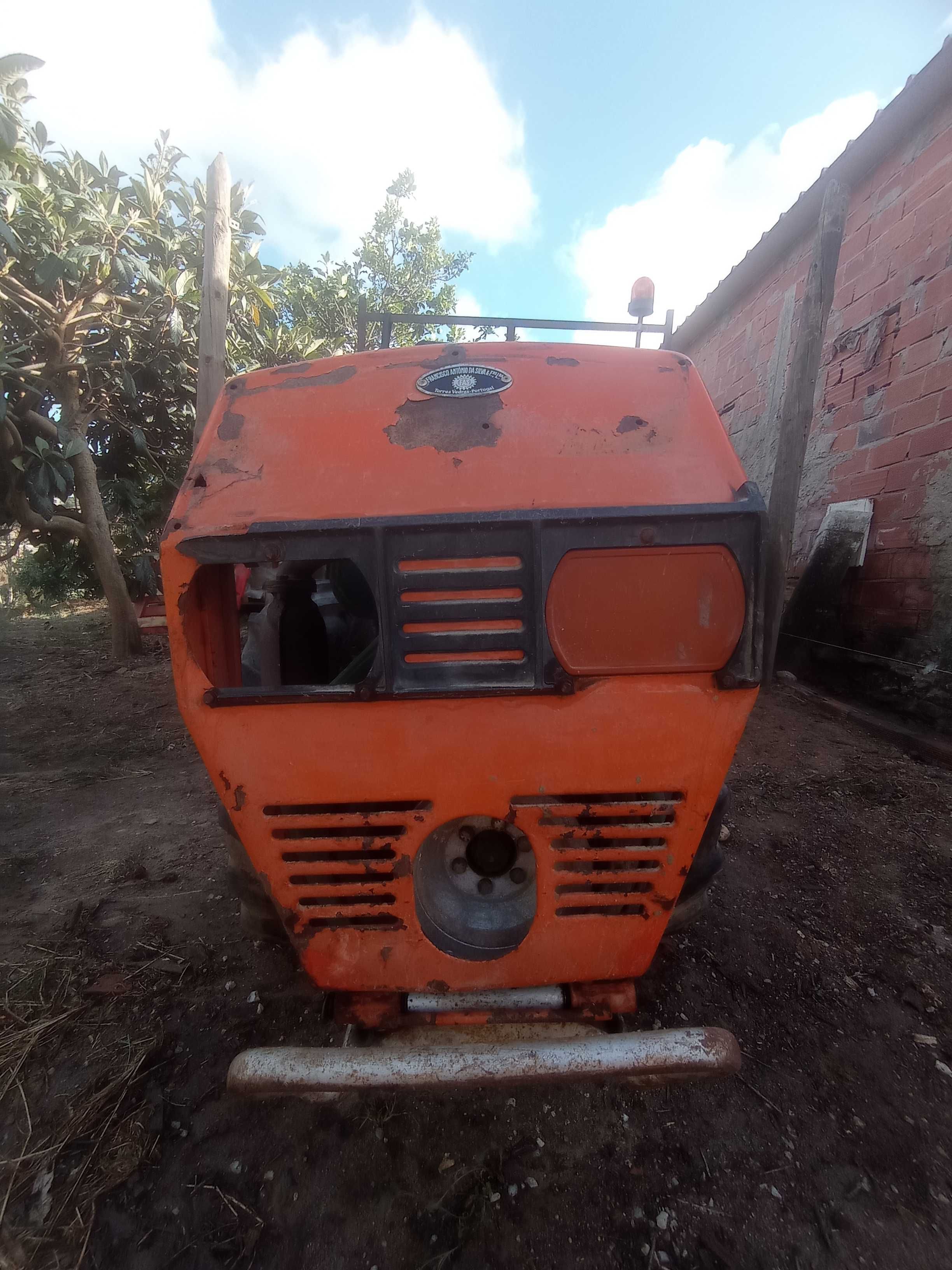 Trator Goldoni de 19cv com reboque e fresa