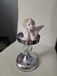 Zamyślony anioł / figurka porcelanowa