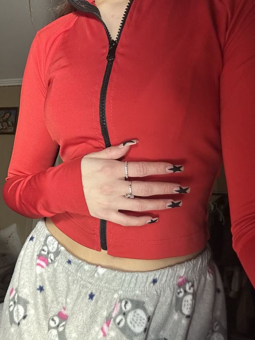 Червона кофта на замку