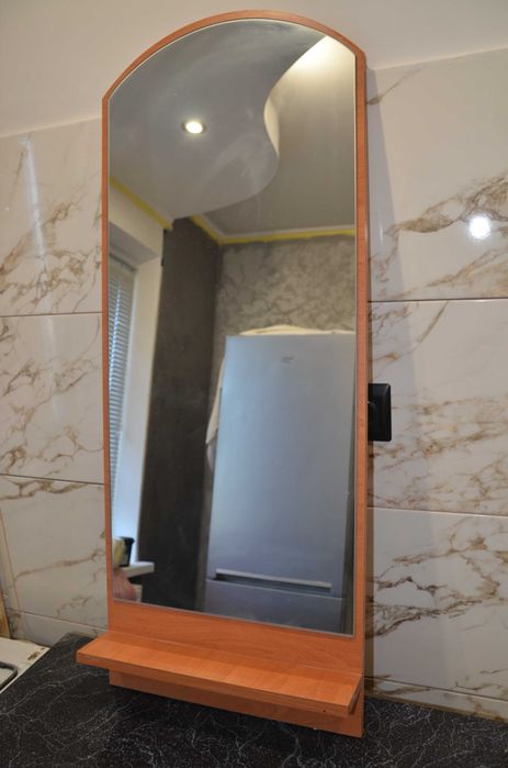 Большое зеркало с основой и полочкой