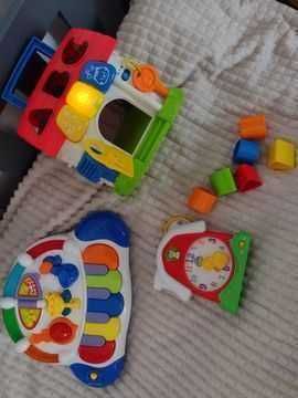 Zabawki dla dzieci grają świeca się domek też mówi