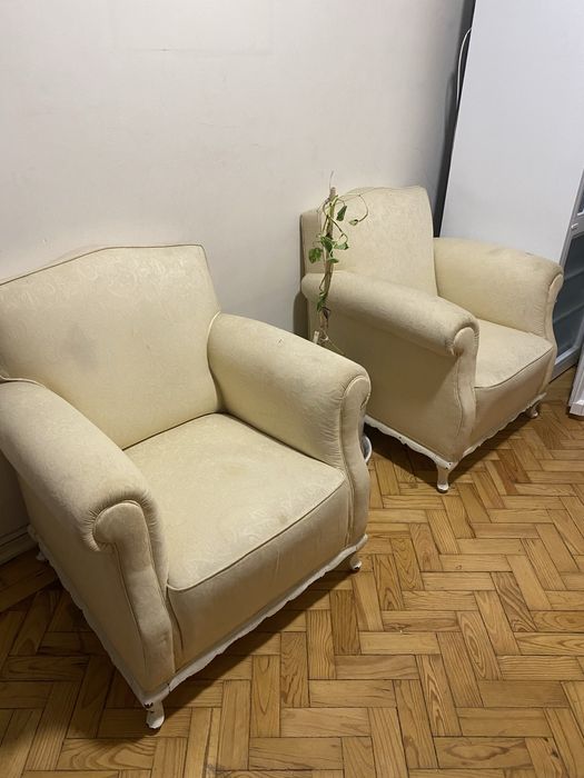 2 poltronas clássicas confortáveis – precisam de limpeza