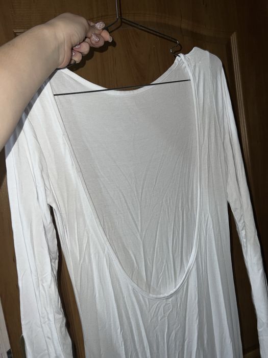 Біла пляжна сукня з відкритою спиною