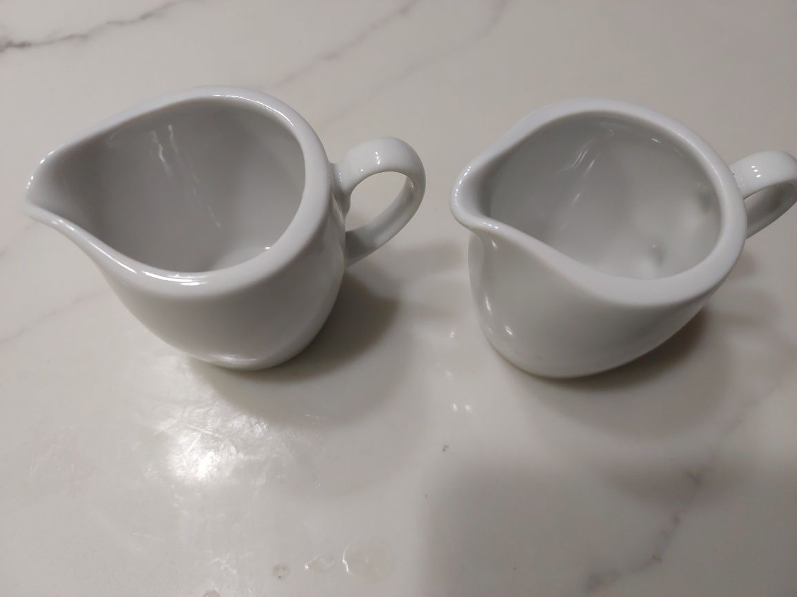 Dwa małe mleczniki porcelana biały