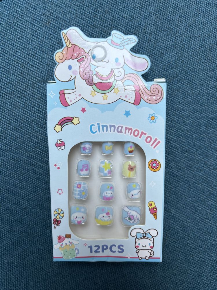 Tipsy niebieskie paznokcie cinnamoroll sanrio