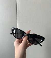 Стильні сонцезахисні окуляри в чорному кольорі