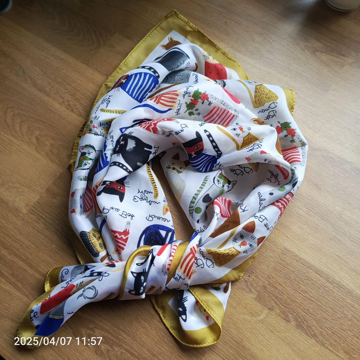 Nowa apaszka chusta 70 x 70 koty biało-złote