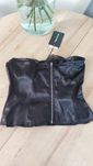 Czarny top gorsetowy bez ramiączek Prettylittlething
