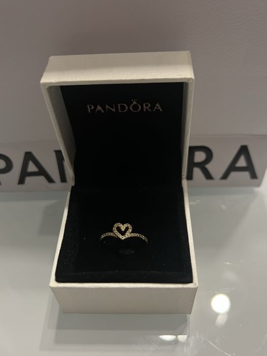 Pandora lśniący pierścionek serce