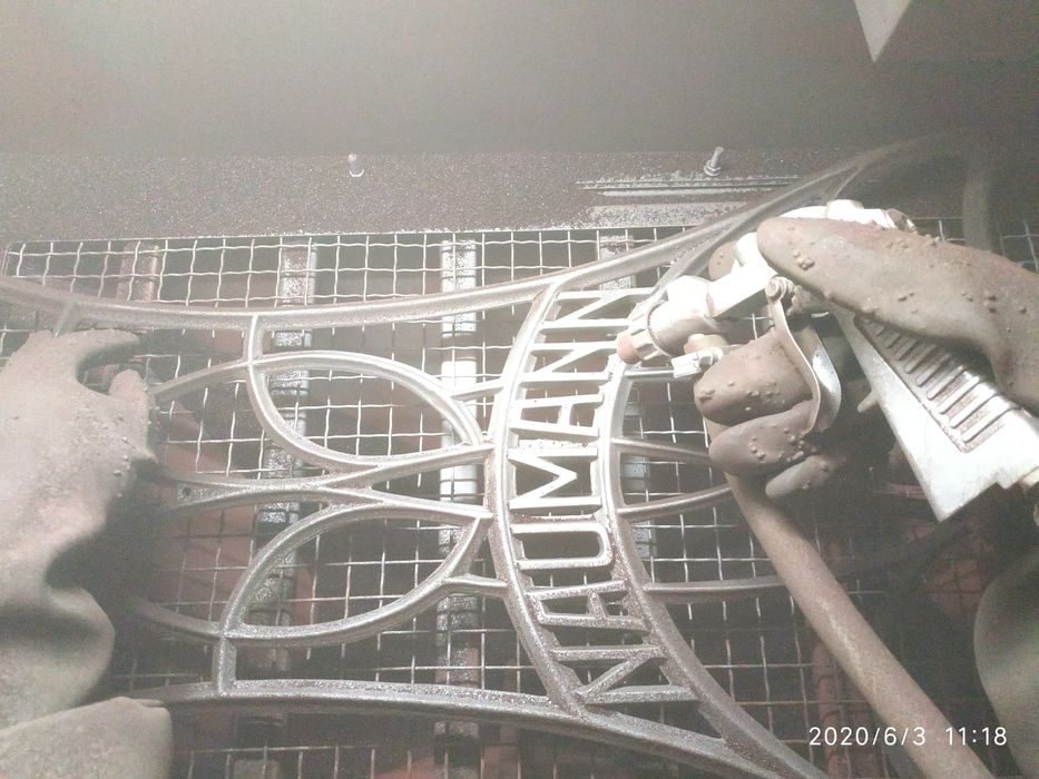 Piaskowanie, szkiełkowanie, czyszczenie małych elementów.