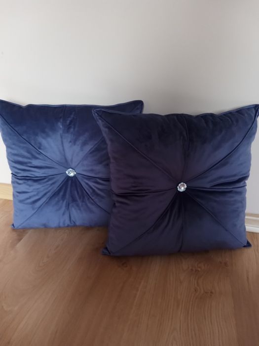 Poduszki w kolorze ciemnego fioletu