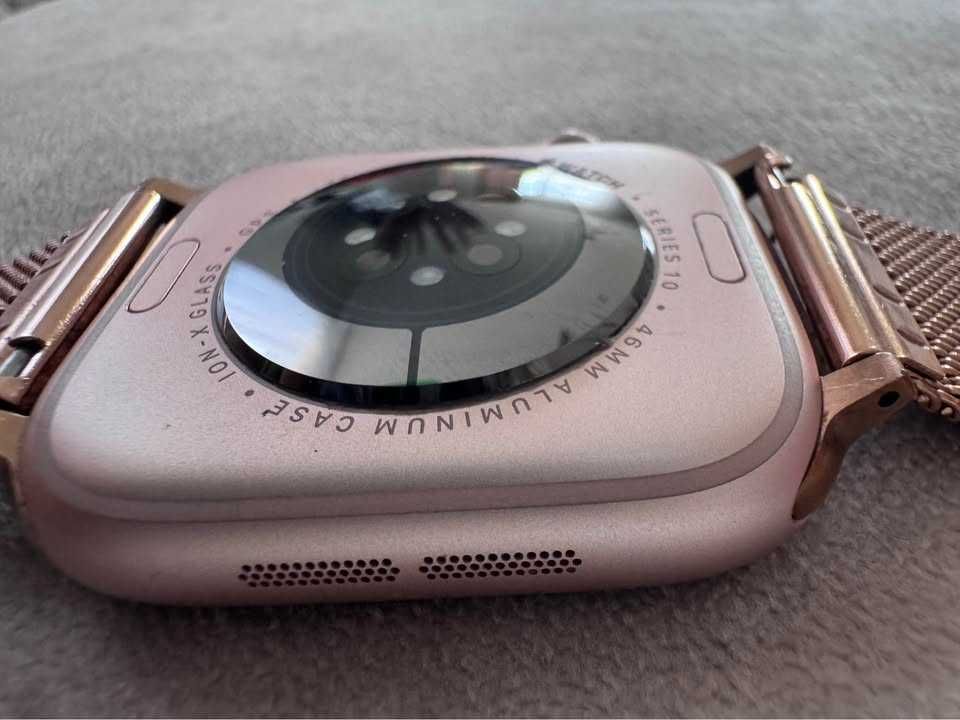 Apple Watch 10 w kolorze golden rose.