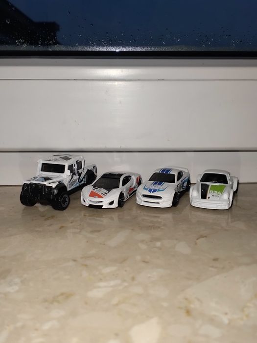 Hot wheels: Porsche 934, Ford Shelby GT350, Acura NSX, Land Rover