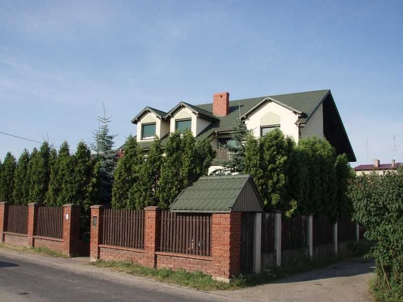 Przestronny dom z budynkiem gospodarczym – idealna lokalizacja.