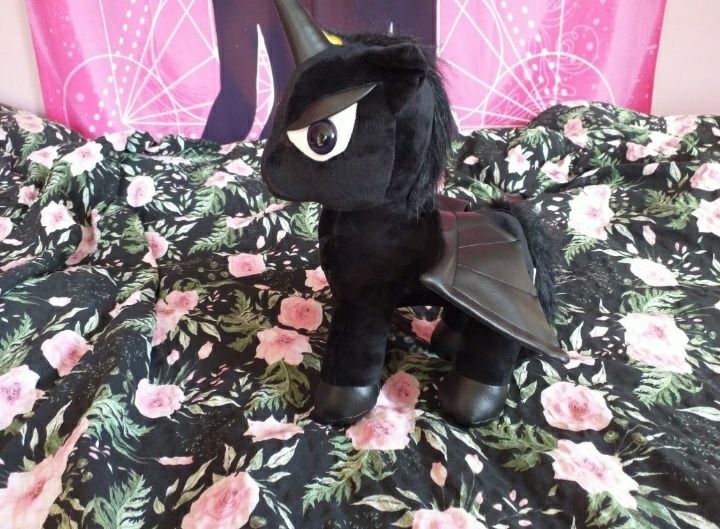 Czarny jednorożec maskotka killstar restyle.