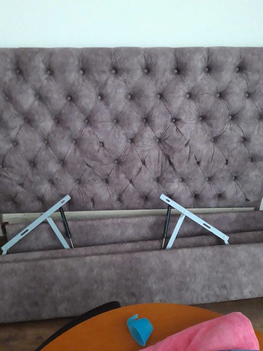 Cama estofada + estrado