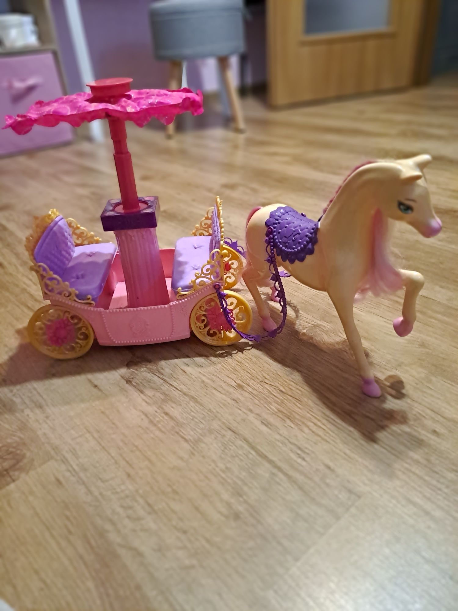 Kareta z koniem Barbie