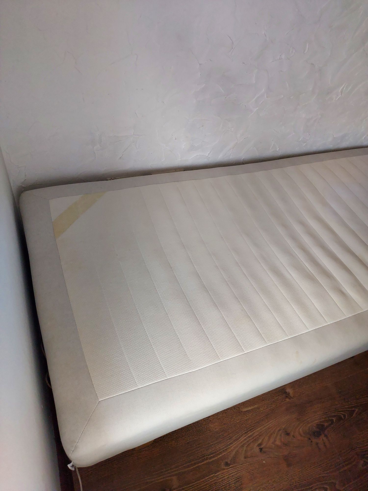 Bardzo wygodne łóżko 1-2osobowe z drewnianym stelażem materacem nogami